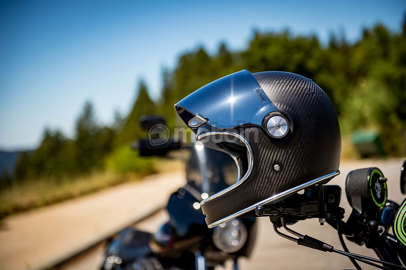 Bell Bullitt Carbon Solid, integral helmet - motoin.de